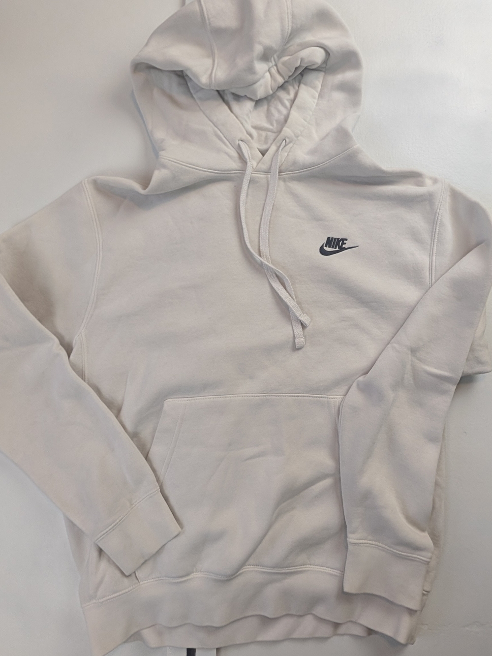 Nike Men’s White Pullover Hoodie with Small Black Logo